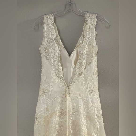 NWT Stella York 5922 Beaded Lace Ivory Backless Wedding Dress, size 4 - Picture 4 of 11